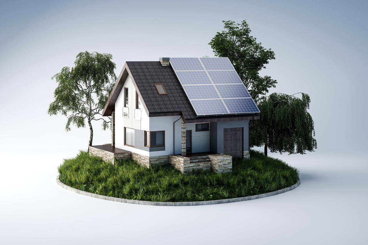 Mann zeigt auf ein Haus mit Solar Panel